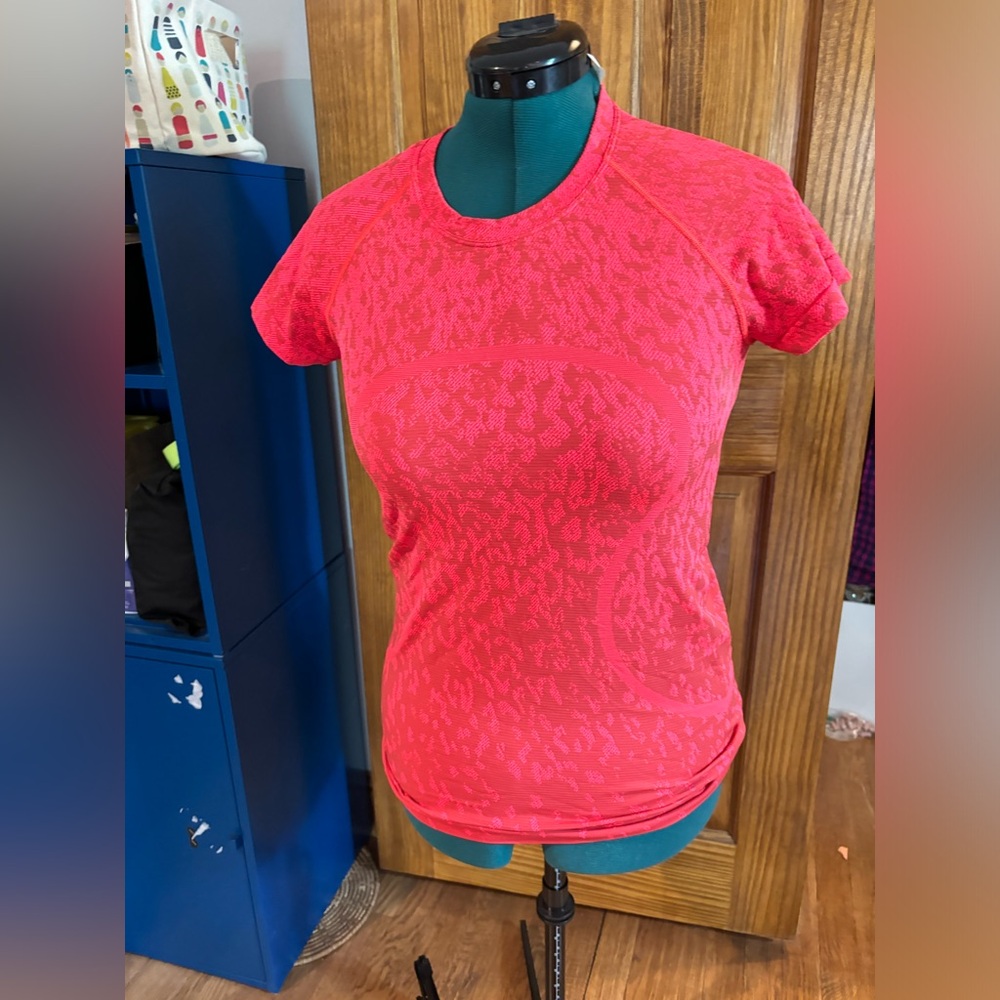 Lululemom Swiftly tech shirt size 8 excellent condition